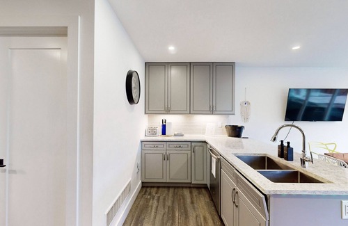 Grand Bend Cabaña | Rooftop patio Hot Tub/ 2 BBQ/ firepit/Full Games room/7 Beds/5 floors
