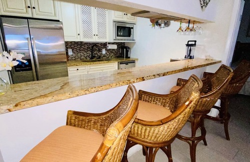 Nazareth Condominio | ROOFTOP PATIO! Updated, Spacious 3 Bdrm, plus TENNIS!