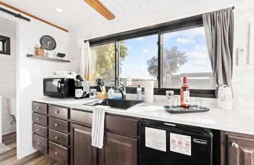 Tulare Casa | Rooftop Spa! Tiny Home on the Farm with Gym