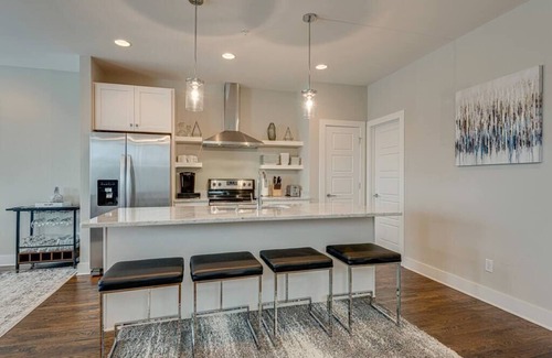 Hillsboro Village Casa | Elegante casa adosada con azotea | Camina hasta Belmont y 12 Sur