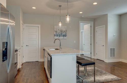 Hillsboro Village Casa | Elegante casa adosada con azotea | Camina hasta Belmont y 12 Sur