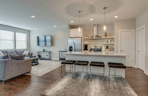 Hillsboro Village Casa | Elegante casa adosada con azotea | Camina hasta Belmont y 12 Sur