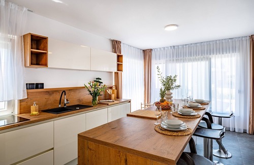 Businci Villa | Rooftop Villa w/ Jacuzzi, Swimming pool, Sea Views – Walk to Beach, Sleeps 10