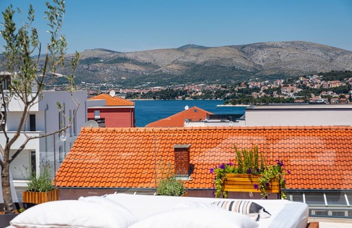 Businci Villa | Rooftop Villa w/ Jacuzzi, Swimming pool, Sea Views – Walk to Beach, Sleeps 10