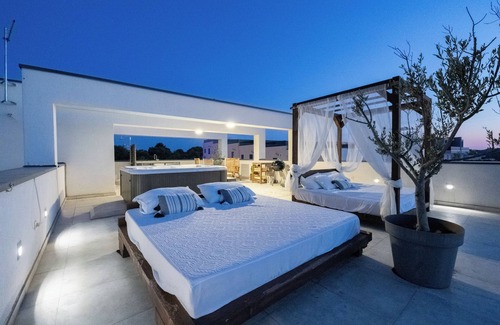 Businci Villa | Rooftop Villa w/ Jacuzzi, Swimming pool, Sea Views – Walk to Beach, Sleeps 10