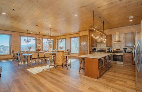 Chalet Village North Cabina | RoofTSumLo: Views! POOL, Sky Lounge/Deck, Theater, Games, HotTub, Wifi, Fire Pit