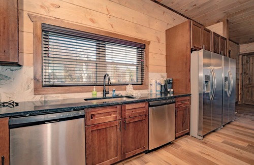 Chalet Village North Cabina | RoofTSumLo: Views! POOL, Sky Lounge/Deck, Theater, Games, HotTub, Wifi, Fire Pit