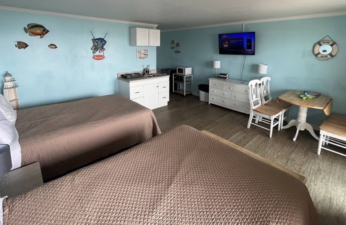 Topsail Beach Hotel | Room #210 Mini Efficiency 2 Double Beds Pets Yes