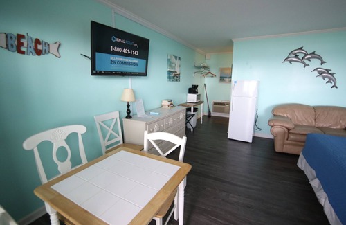 Topsail Beach Hotel | Room #215 Standard 1 King Bed Pets Yes