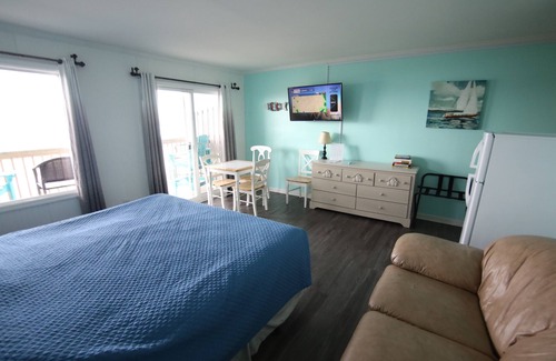 Topsail Beach Hotel | Room #215 Standard 1 King Bed Pets Yes