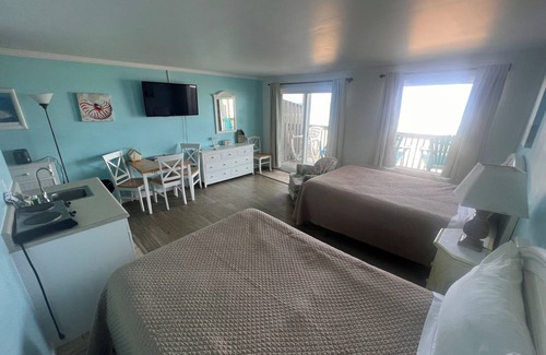 Topsail Beach Hotel | Room #216 Mini Efficiency 2 Double Beds Pets Yes