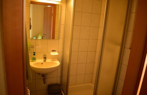 Munderkingen Apartamento | Room 25 with shower and toilet