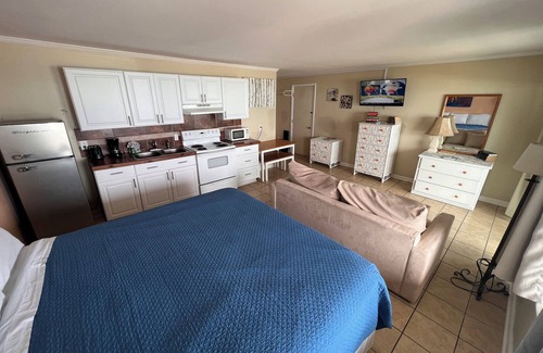 Topsail Beach Hotel | Room #302 Efficiency King w/Kitchen Dog Y