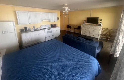 Topsail Beach Hotel | Room #306 Efficiency King w/Kitchen Dog Y
