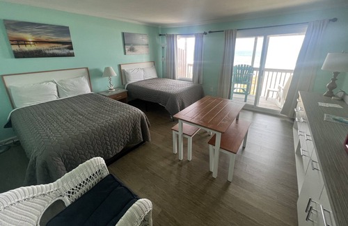 Topsail Beach Hotel | Room#309 Standard 2 Queen Beds Pets Yes