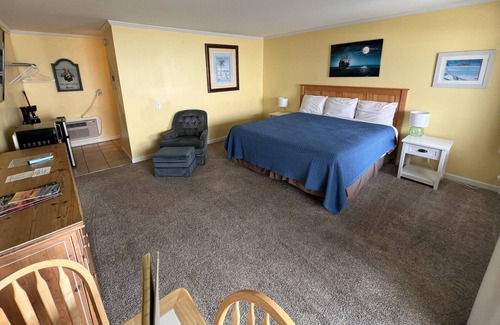Topsail Beach Hotel | Room #311 Standard 1 King Bed Pets Yes