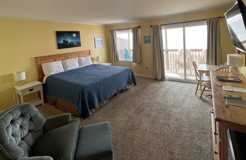 Topsail Beach Hotel | Room #311 Standard 1 King Bed Pets Yes