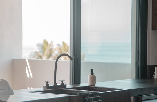 Isla Navidad Apartamento | ROOM 4- Spacious Ocean Front Condo for 4 People