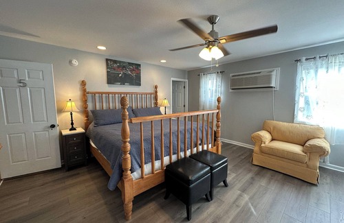 Frankford Cama Y Desayuno | Room 5 - The Inn at Dirickson Creek -- King bed, Two twins, Perfect for Families
