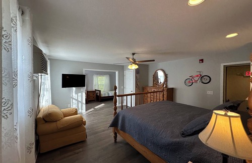 Frankford Cama Y Desayuno | Room 5 - The Inn at Dirickson Creek -- King bed, Two twins, Perfect for Families