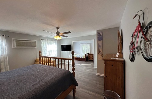 Frankford Cama Y Desayuno | Room 5 - The Inn at Dirickson Creek -- King bed, Two twins, Perfect for Families