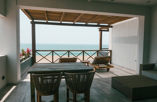 Isla Navidad Apartamento | ROOM 6- Romantic 1 Bedroom Ocean Front Condo