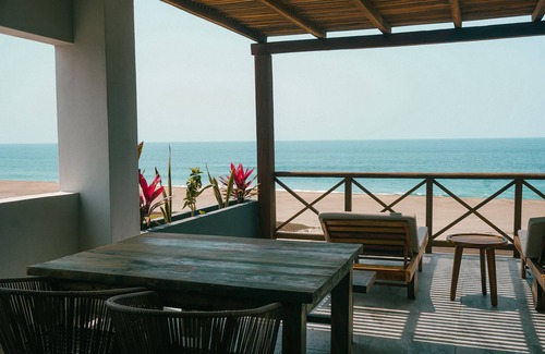 Isla Navidad Apartamento | ROOM 6- Romantic 1 Bedroom Ocean Front Condo