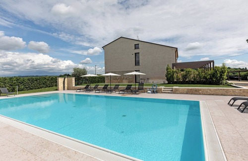 Sona Apartamento | Habitación 'Agr Casa Pezzo Camera Tripla 2' con piscina compartida, Wi-Fi y aire acondicionado.