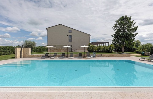 Sona Apartamento | Habitación 'Agr Casa Pezzo Camera Tripla 2' con piscina compartida, Wi-Fi y aire acondicionado.