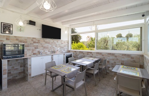 Polignano a Mare Apartamento | Habitación 'Alba Rossa' con piscina compartida, Wi-Fi y aire acondicionado