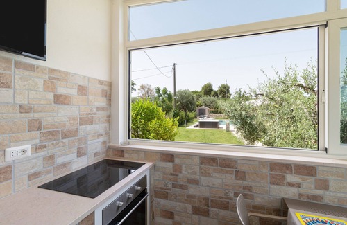Polignano a Mare Apartamento | Habitación 'Alba Rossa' con piscina compartida, Wi-Fi y aire acondicionado