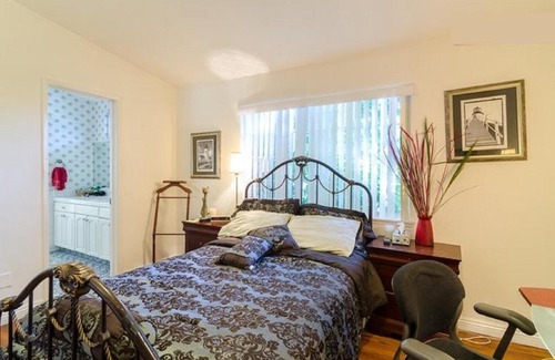 Woodland Hills Cama Y Desayuno | Room at the house of Movies