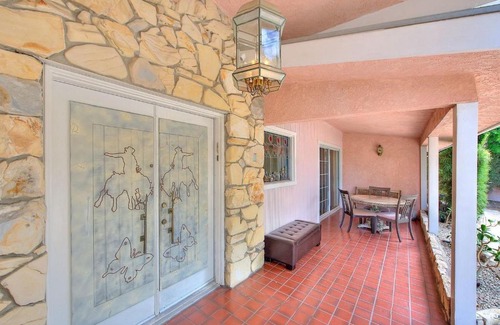 Woodland Hills Cama Y Desayuno | Room at the house of Movies
