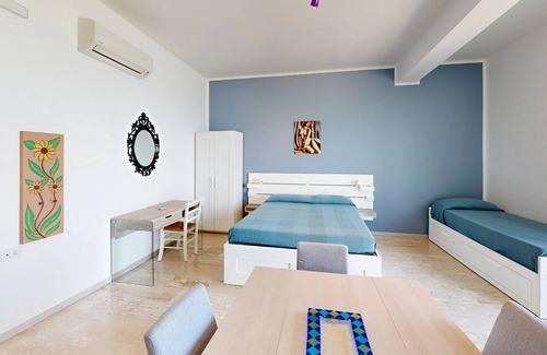 Briatico Cama Y Desayuno | Habitación 'Camera Viola' con balcón, Wi-Fi y aire acondicionado