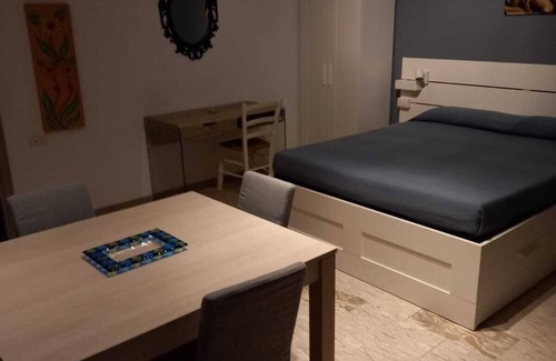 Briatico Cama Y Desayuno | Habitación 'Camera Viola' con balcón, Wi-Fi y aire acondicionado
