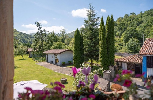 Santianes de Ola Apartamento | Habitación 'Carbayu' con vistas a la montaña, jardín compartido y Wi-Fi