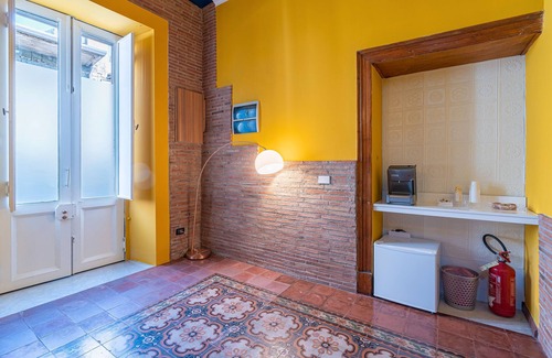 Santa Maria di Licodia Apartamento | Room 'Civico 46 - Yellow' with Shared Terrace, Wi-Fi and Air Conditioning