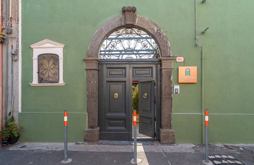 Santa Maria di Licodia Apartamento | Room 'Civico 46 - Yellow' with Shared Terrace, Wi-Fi and Air Conditioning