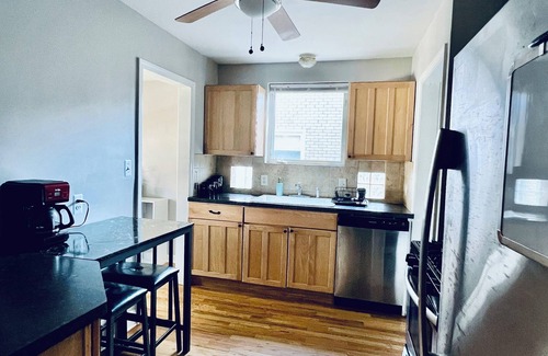 Grosse Pointe Woods Casa | Room for rent. Cozy upstairs bedroom + private bathroom in quiet neighborhood.