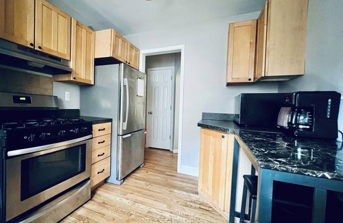 Grosse Pointe Woods Casa | Room for rent. Cozy upstairs bedroom + private bathroom in quiet neighborhood.