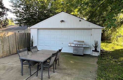 Grosse Pointe Woods Casa | Room for rent. Cozy upstairs bedroom + private bathroom in quiet neighborhood.