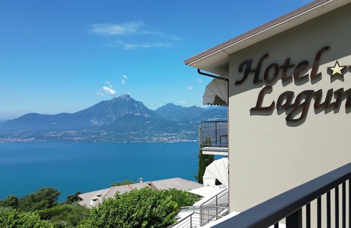 San Zeno di Montagna Apartamento | Habitación 'Hotel Laguna Superior Panorama 2' con terraza compartida, Wi-Fi y aire acondicionado.