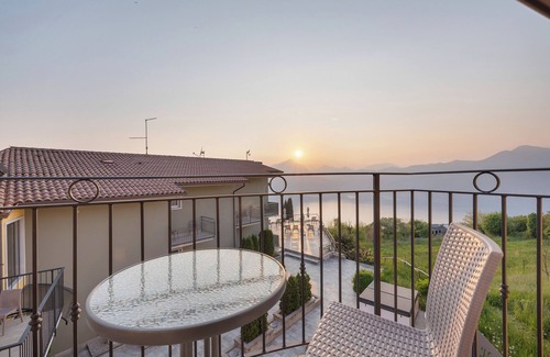San Zeno di Montagna Apartamento | Habitación 'Hotel Laguna Depandance Suite 2' con terraza compartida, Wi-Fi y aire acondicionado.