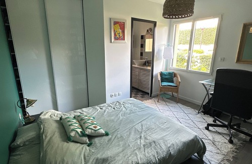 Sarge-les-le-Mans Cama Y Desayuno | Room in contemporary house with swimming pool