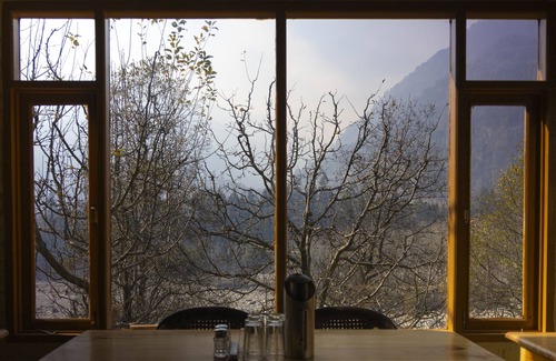 Manali Cabaña | Room in Manali, River and Mountain View middle of apple orchard, Quit place 7