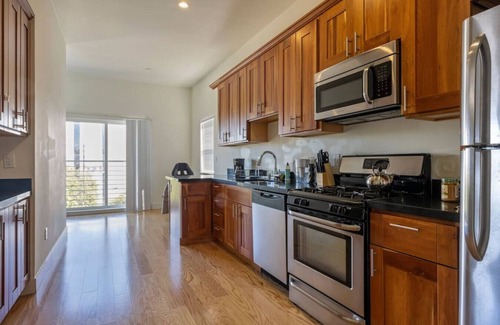 Mission District Condominio | Room in Renovated Flat w/ En-suite Bath and DECK