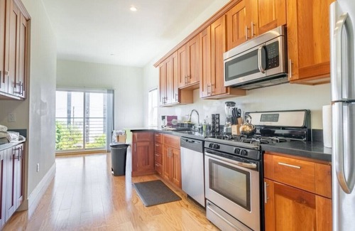 Mission District Condominio | Room in Renovated Flat w/ En-suite Bath and DECK
