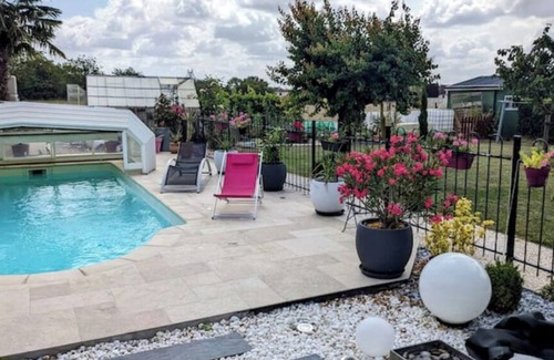 Saint-Denis-les-Ponts Cama Y Desayuno | Room in villa with pool