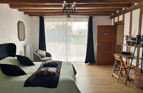 Chateaudun Cama Y Desayuno | Habitación Léa en Châteaudun, acceso PMR, jardín y piscina