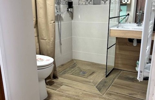 Chateaudun Cama Y Desayuno | Habitación Léa en Châteaudun, acceso PMR, jardín y piscina